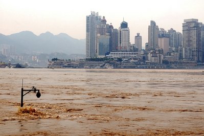 Trung Quốc - bão Chanthu đổ bộ tiếp theo lũ lụt 